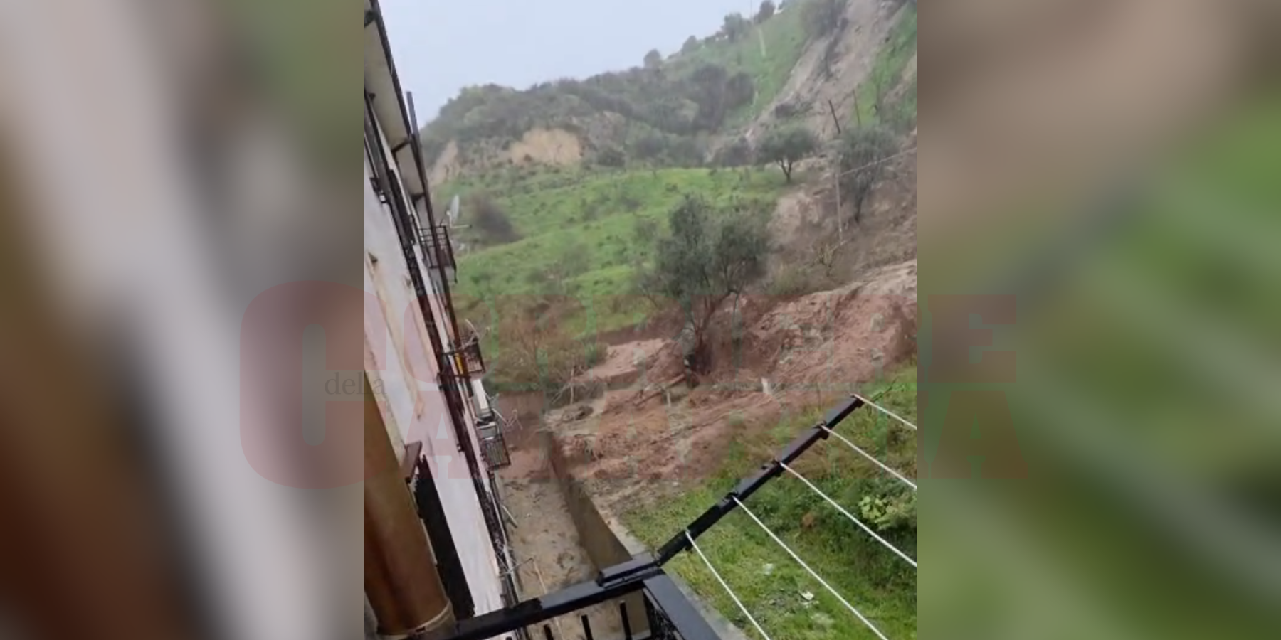 Crosia travolta dal maltempo: una frana minaccia le abitazioni. Evacuazione immediata per il rischio esondazione – VIDEO
