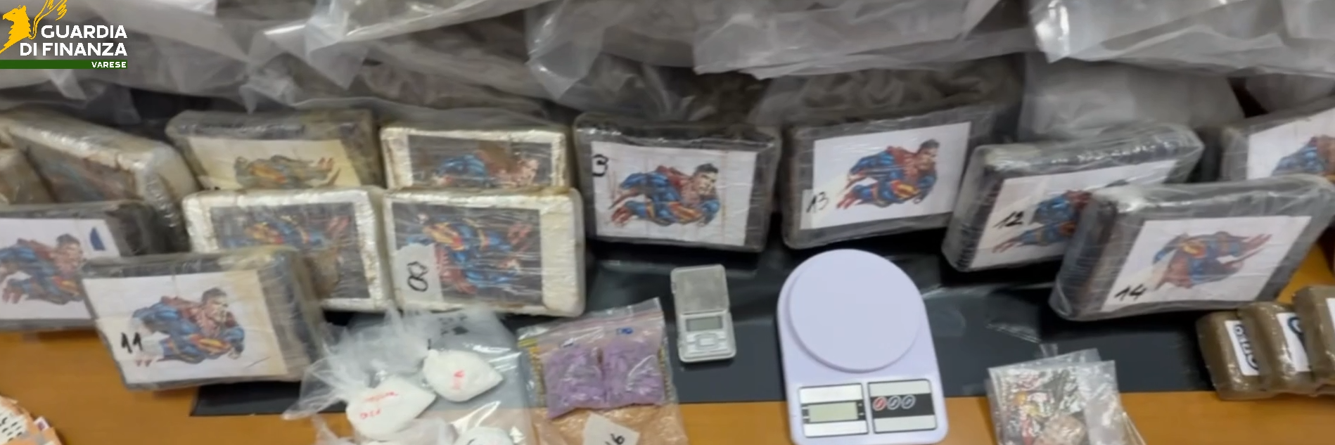Cocaina alla fragola e panetti con Superman: sequestrati 70 chili di droga