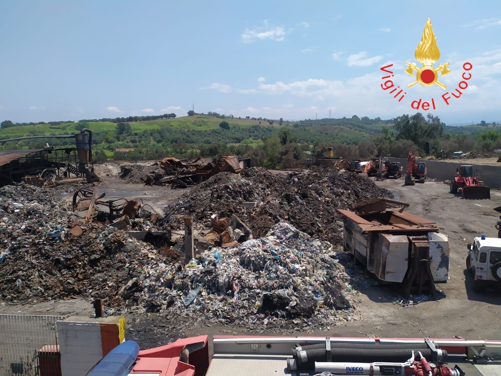 Incendio di rifiuti a Palmi, fiamme (finalmente) domate – FOTO E VIDEO