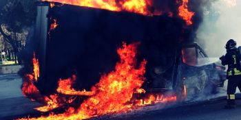 I sindaci nel mirino e la piaga degli attentati incendiari: la Calabria nella morsa delle intimidazioni