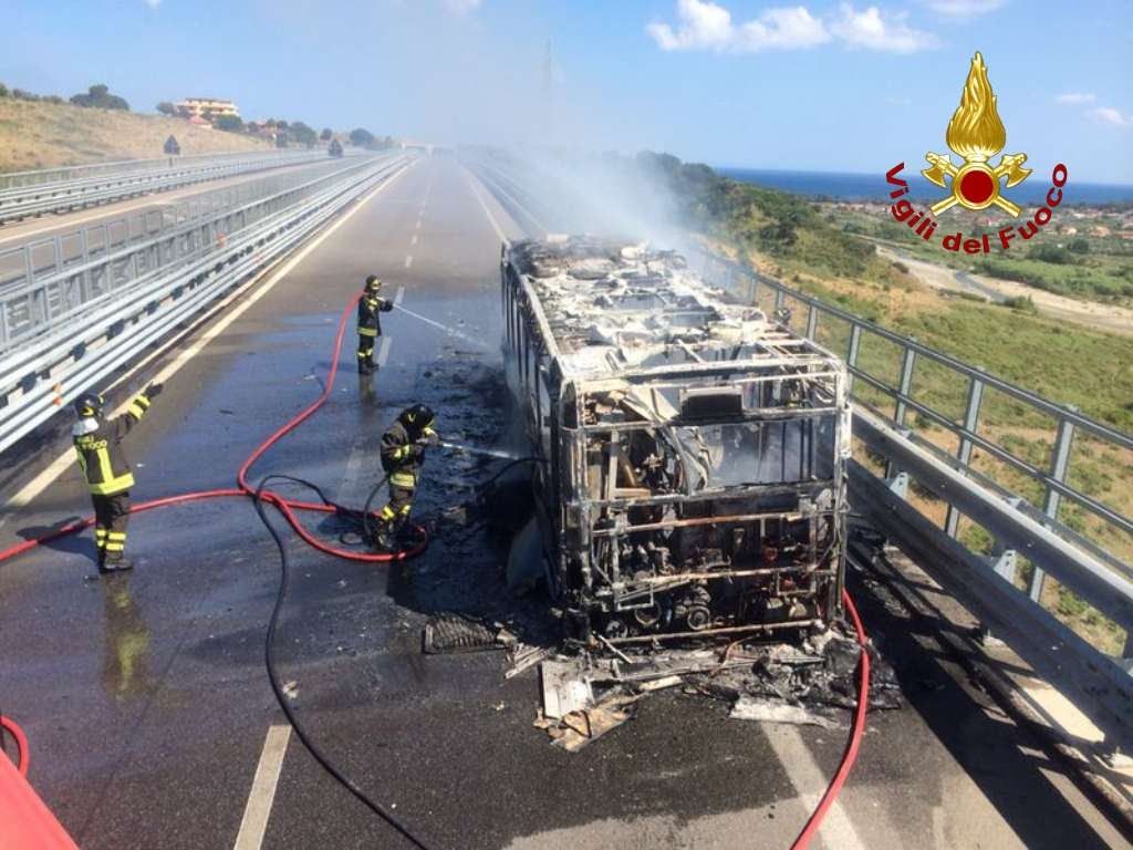 Autobus in fiamme a Catanzaro, nessun ferito