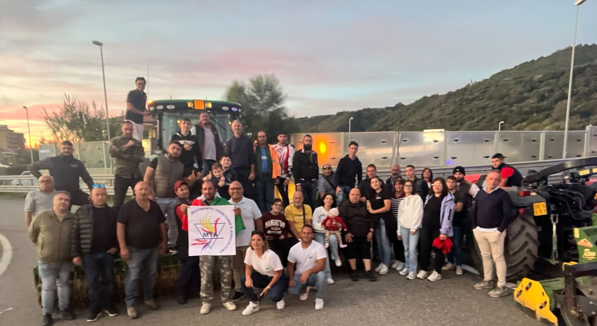 Calabria, dai trattori ai Tir: scattano 5 giorni di proteste e blocchi. Rifornimenti a rischio. Prima “chiamata a raccolta” allo svincolo dell’A2 a Falerna