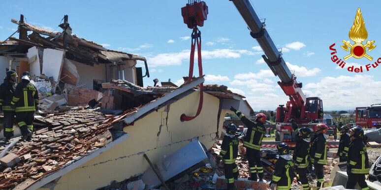 Palazzina crolla dopo un’esplosione, una vittima