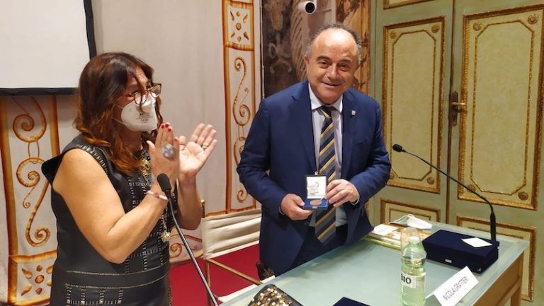 Gratteri premiato al Senato. «Coraggio immenso e grande lavoro contro le mafie»