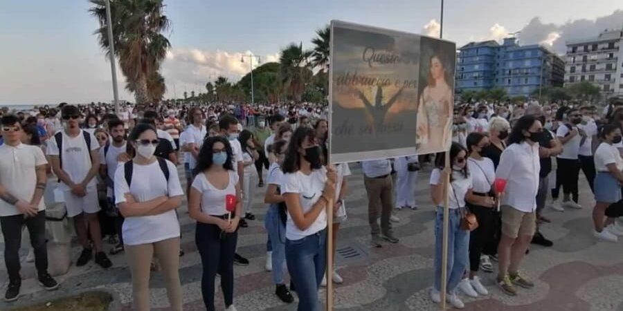 Tragedia di Satriano, a Soverato la fiaccolata per ricordare Simona