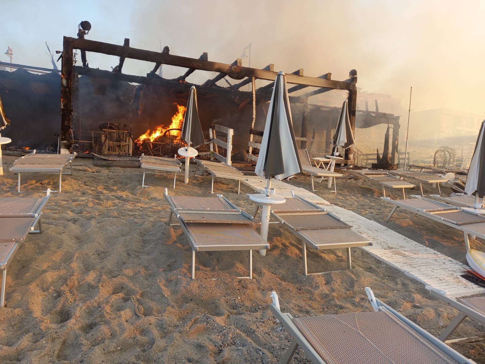 Roccella Jonica, un incendio distrugge una struttura balneare