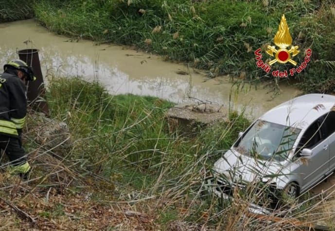 Auto finisce fuori strada, incidente stradale sulla Ss 106 a Crotone
