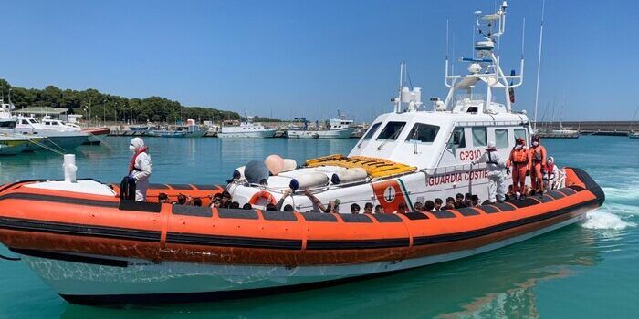Migranti, 32 persone sbarcate nel porto di Roccella Jonica