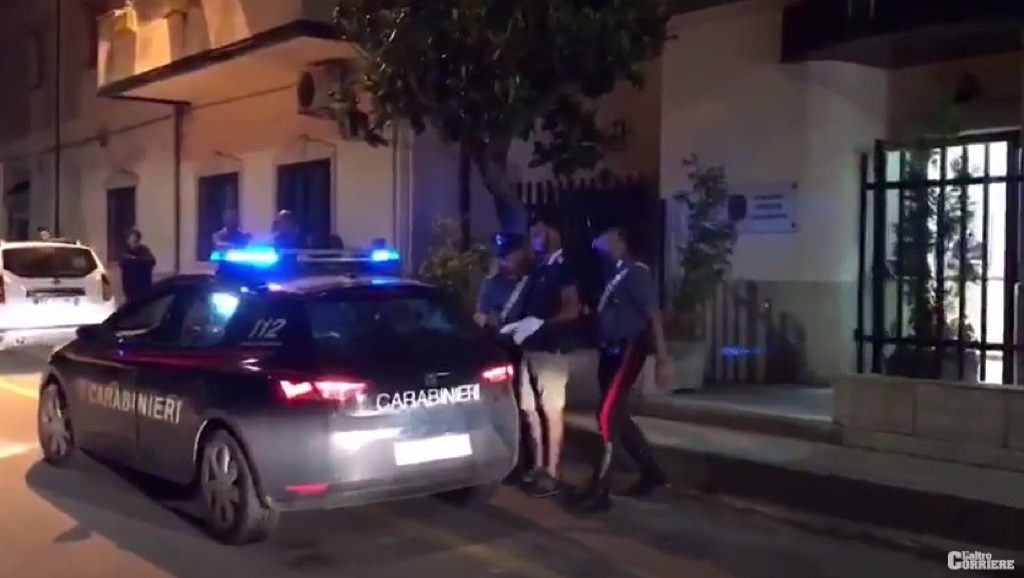 Un turista lo “becca” ad abbandonare rifiuti e lui lo investe con l'auto