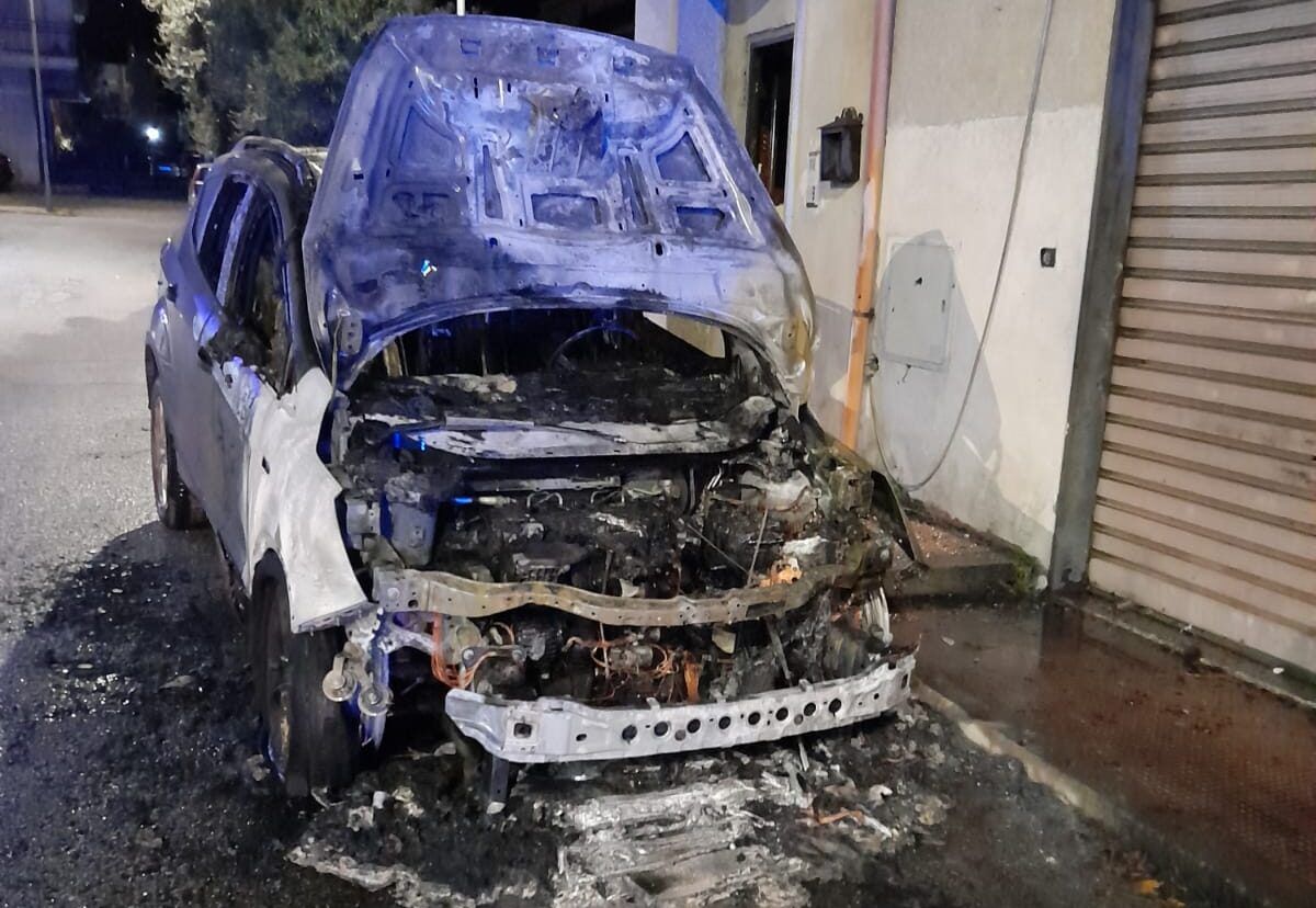 Corigliano Rossano, ancora un’auto in fiamme nella notte: è la 57ª del 2021