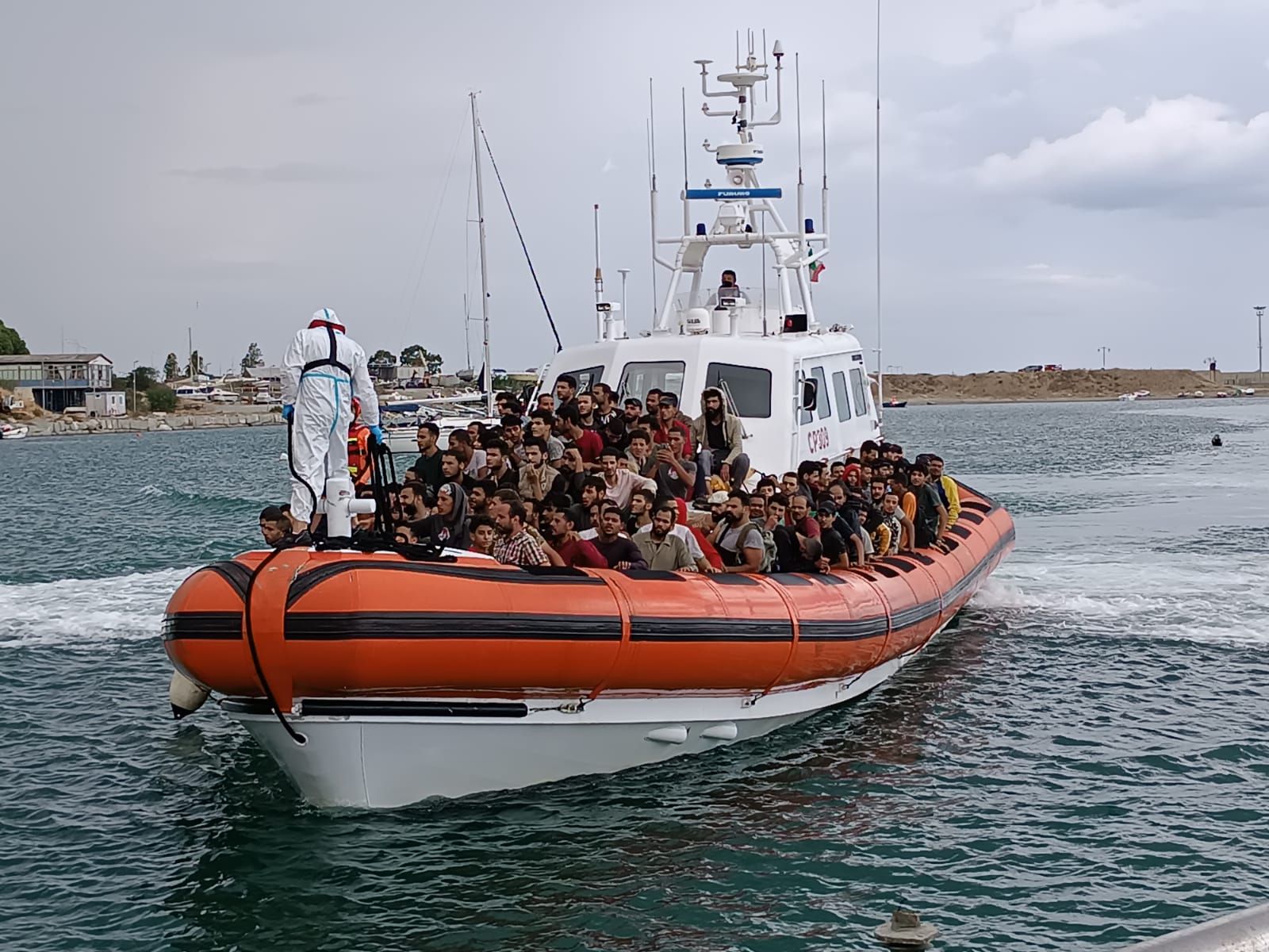 Catanzaro, arrivato barcone con quasi 500 migranti a bordo – VIDEO