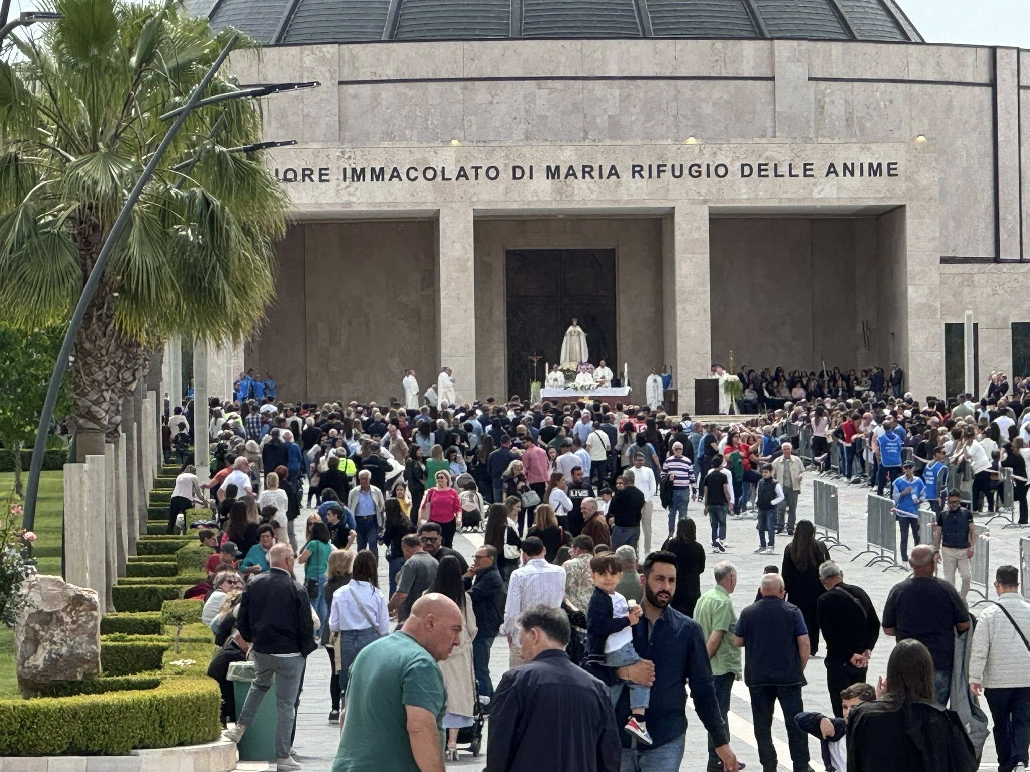 Migliaia di fedeli si sono ritrovati davanti al Santuario di Paravati