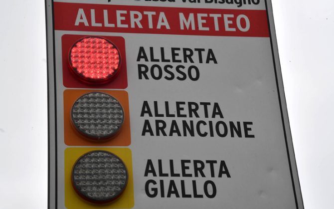 Maltempo, temporali al Centrosud, allerta rossa in Calabria