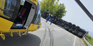 Incidente sulla statale 534, camion si ribalta: strada chiusa a Cassano all’Ionio