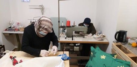 Coronavirus, nella Locride migranti cuciono mascherine