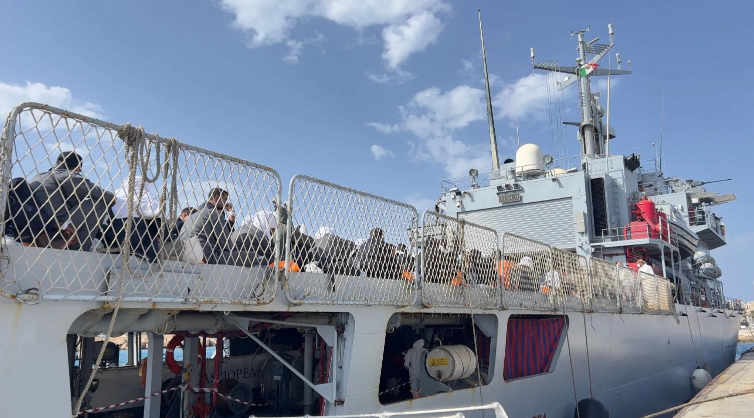 Emergenza migranti all’hotspot di Lampedusa, oltre 700 in rotta tra Reggio e Messina