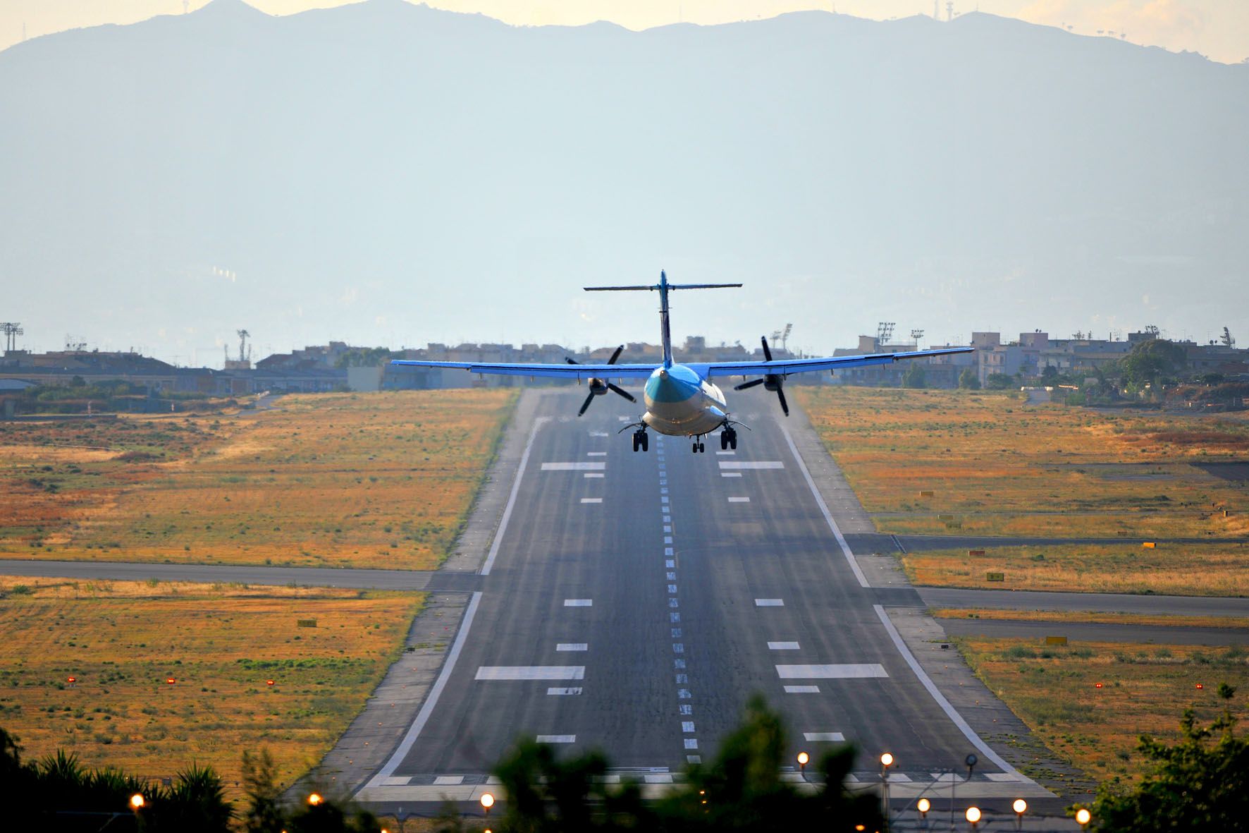 Aeroporti, entro l’anno via le limitazioni allo scalo di Reggio Calabria