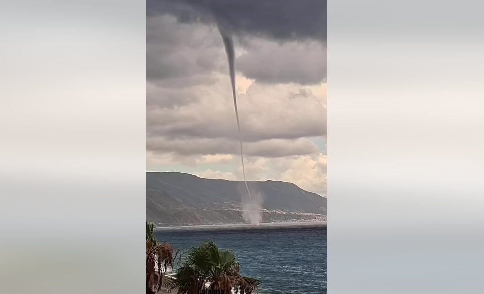 Tromba d’aria a Bagnara, le immagini spettacolari dalla costa – VIDEO