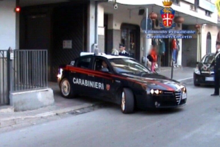 Donna trovata in stato confusionale con un feto in un sacchetto