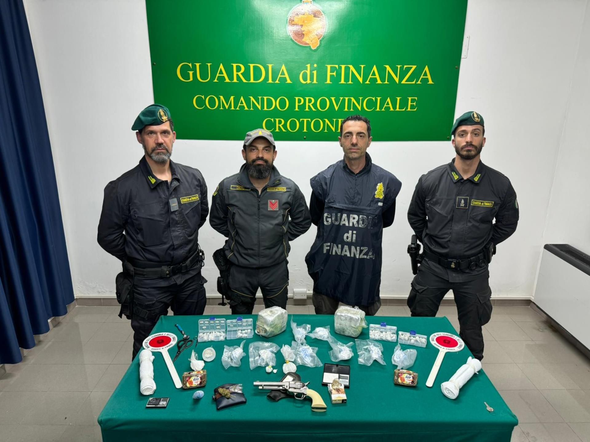 Crotone, due arresti: sequestrati 3 kg di droga e un’arma clandestina