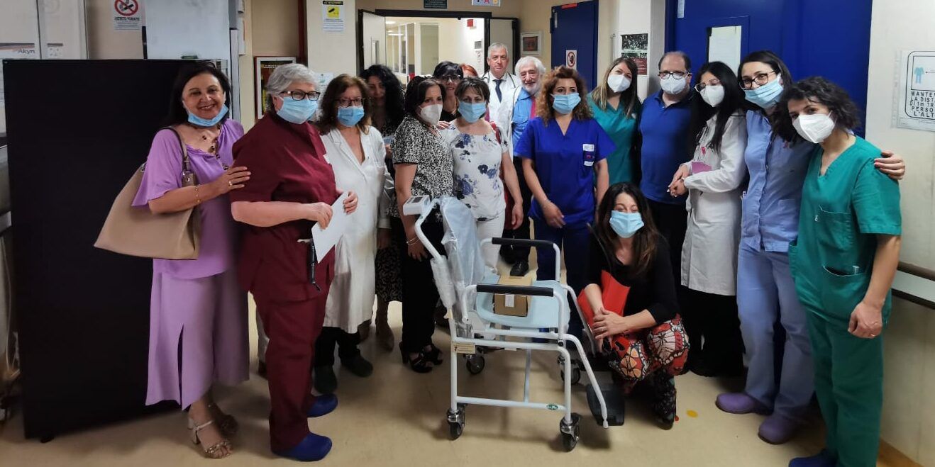 L’I.c. “Mater Domini” dona una sedia-bilancia pesa persone al reparto di Oncologia medica dell’ospedale di Catanzaro