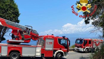 Vibo Valentia, donna precipita in una scarpata a oltre 40 metri di profondità: salvata dai Vigili del Fuoco – FOTO