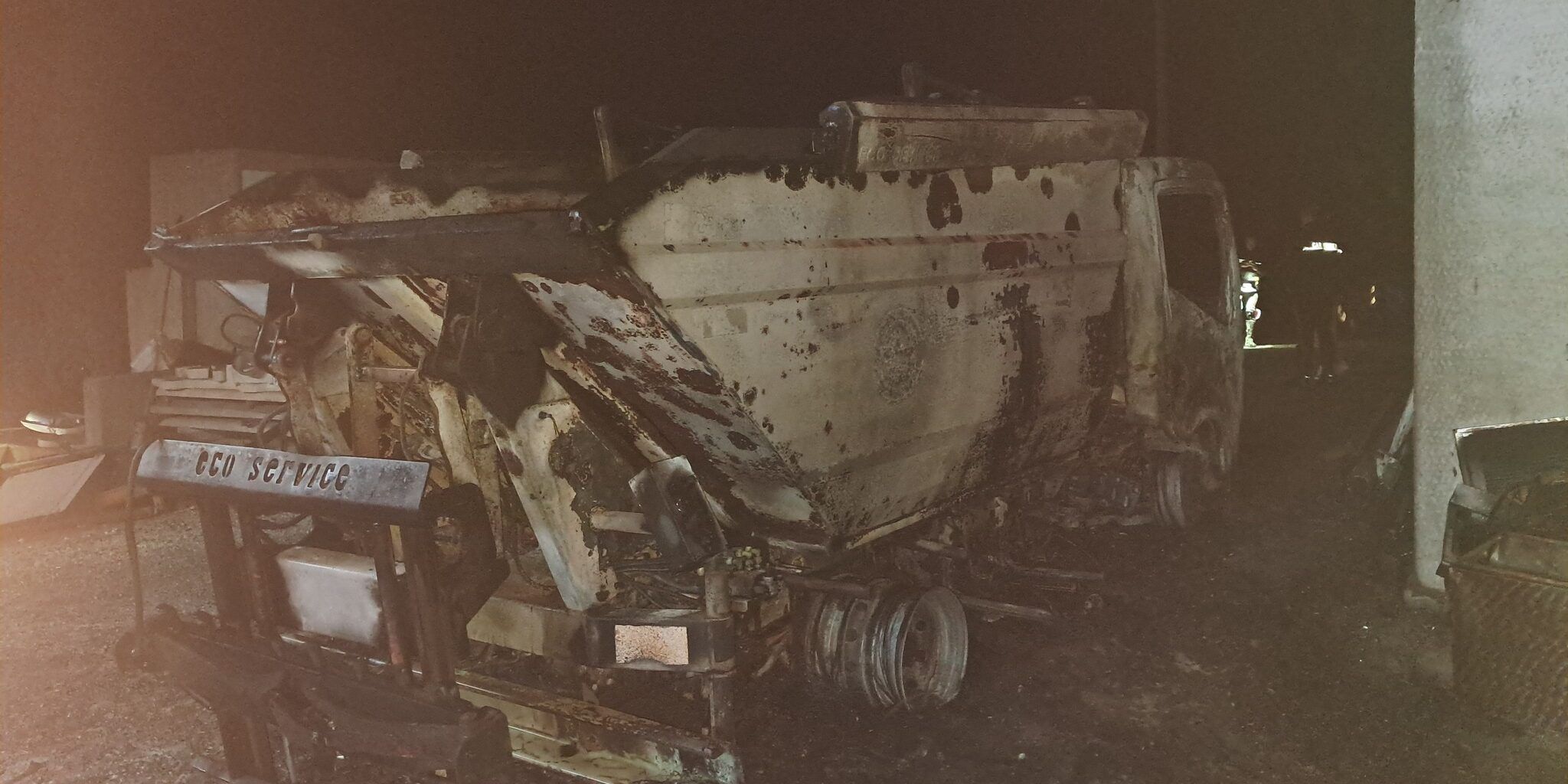 Roccella Jonica, incendio doloso all’isola ecologica. Zito: «La città è più forte del fuoco che ha distrutto i mezzi»