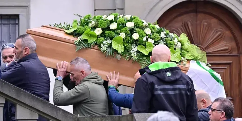 Ai funerali di Bossi il coro “secessione” e Salvini contestato – FOTO