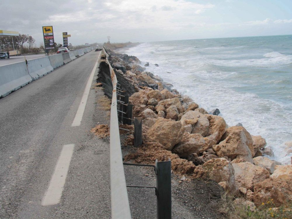 Vento sul Tirreno, chiusa la statale 18