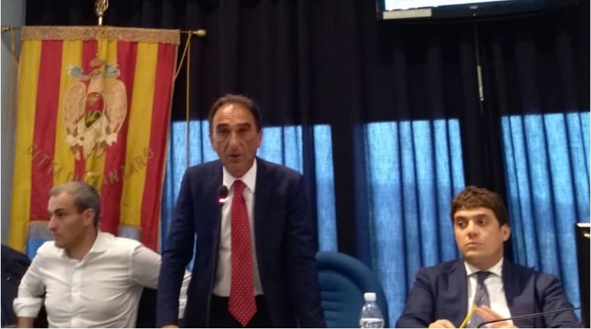 Catanzaro, Abramo scaccia i venti di crisi e "si prende" Forza Italia