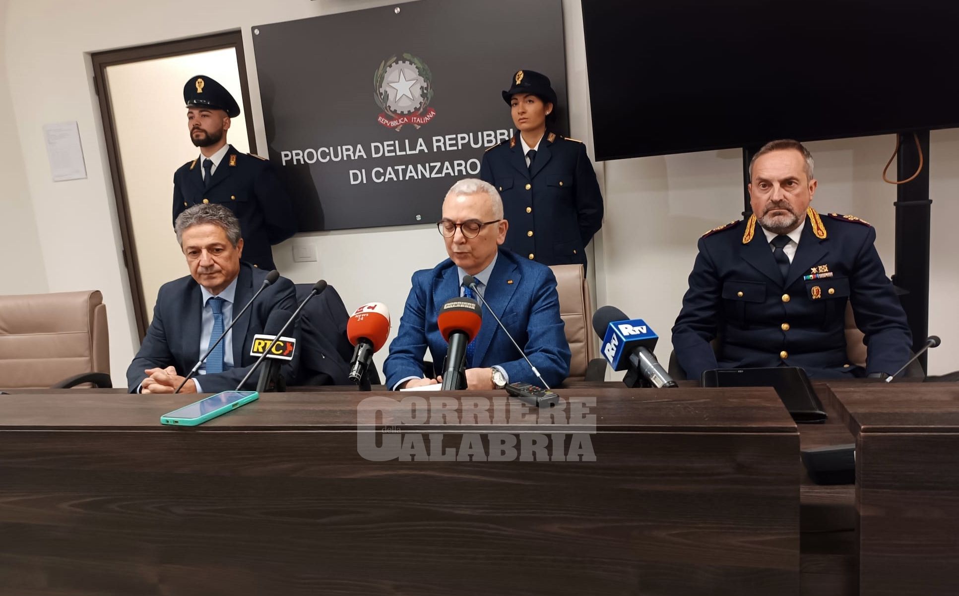 ‘Ndrangheta a Catanzaro, due associazioni per il controllo di Gagliano. «Scoperto un arsenale micidiale» – NOMI E VIDEO