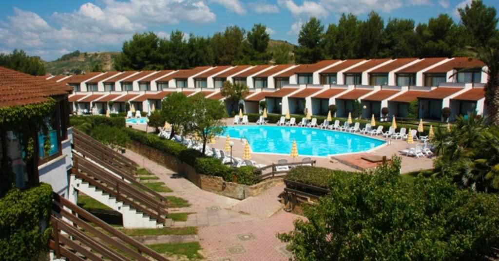 La via crucis di Porto Kaleo, stretto tra le cosche e l’ostilità di Comune e Asl