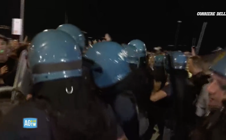A Soverato esplode la contestazione contro Salvini: carica della polizia – VIDEO
