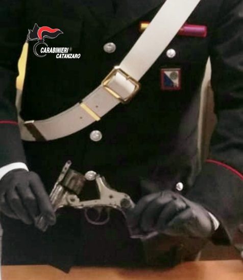 Lamezia Terme, revolver di dubbia provenienza in garage: arrestato