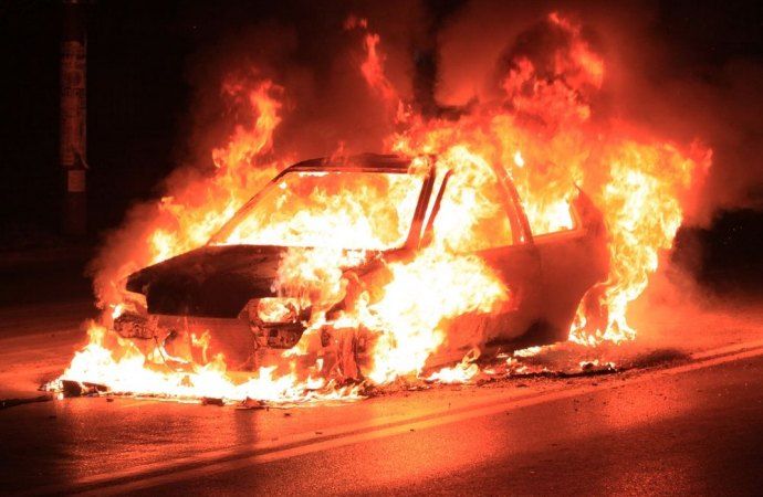 Corigliano Rossano, ancora una notte di fuoco. Incendiata l’auto di un commerciante
