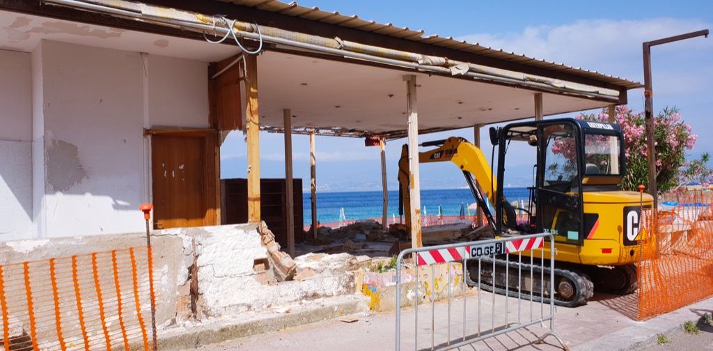 Demolito l'ecomostro sul lungomare di Gallico