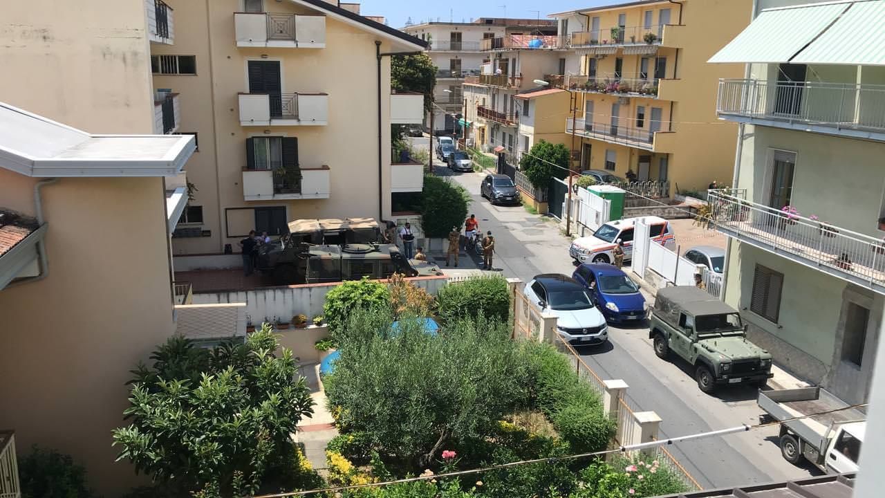 Migranti ad Amantea. Arriva l’esercito a presidiare la zona  – FOTO