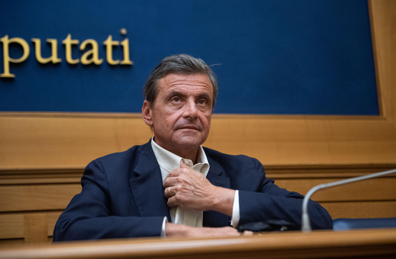 Calenda ribadisce il “no” a Tridico. «Mai con chi ha inventato il reddito di cittadinanza»
