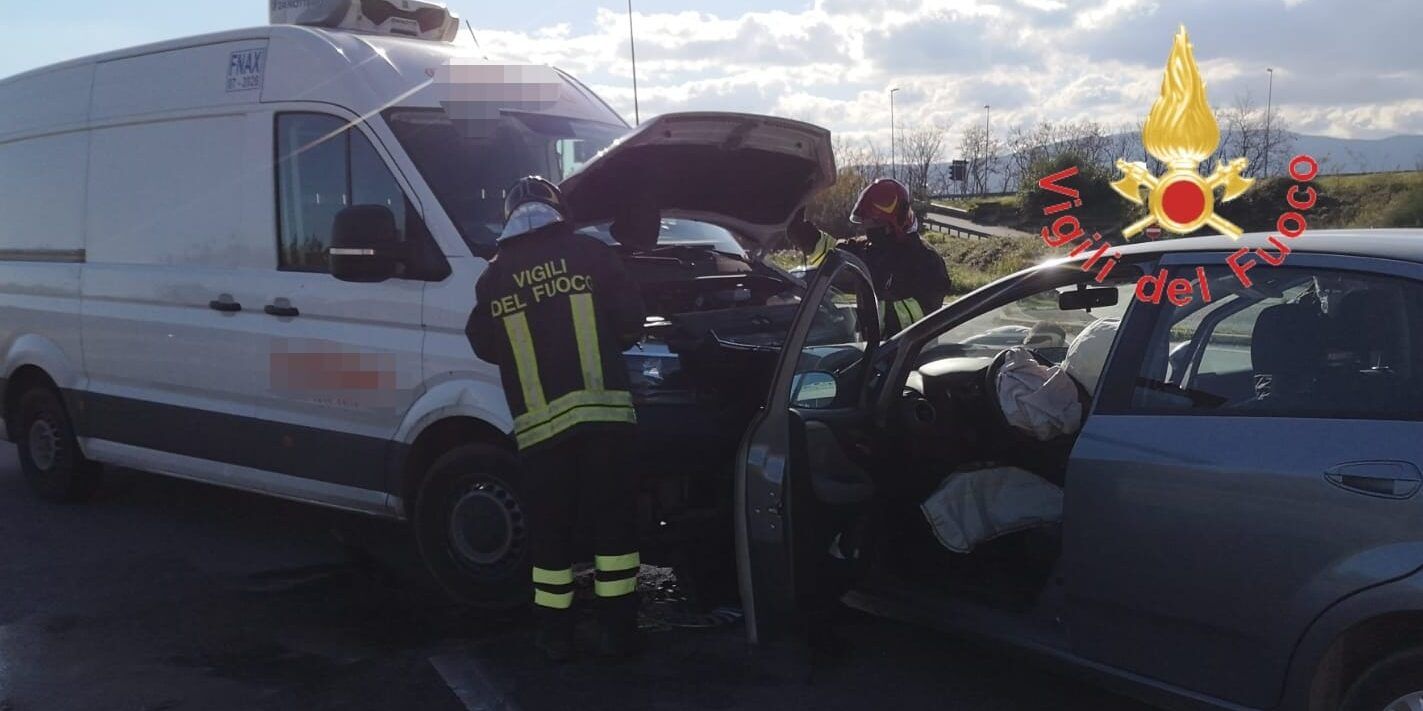 Soverato, frontale tra una Punto e un furgone