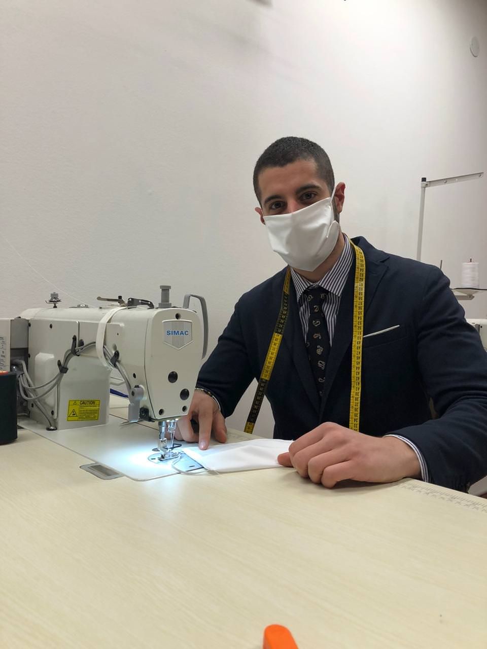 Il Palazzo dei sarti dona mascherine in tessuto per i più bisognosi