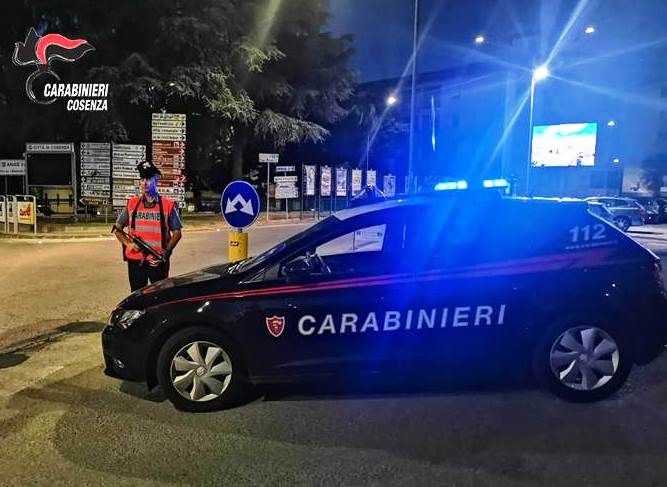 Picchia la compagna e aggredisce i carabinieri, arrestato a Cosenza
