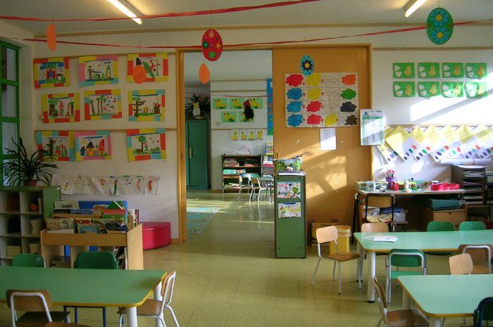 Schiaffi e spintoni ai bambini, sospesa maestra