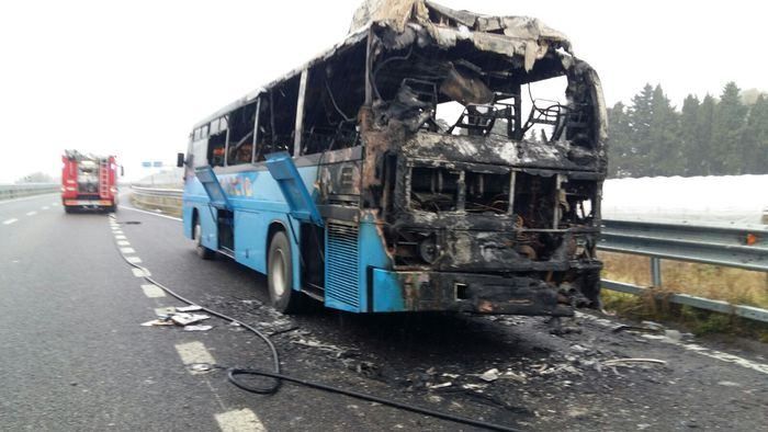 Bus in fiamme, passeggeri illesi