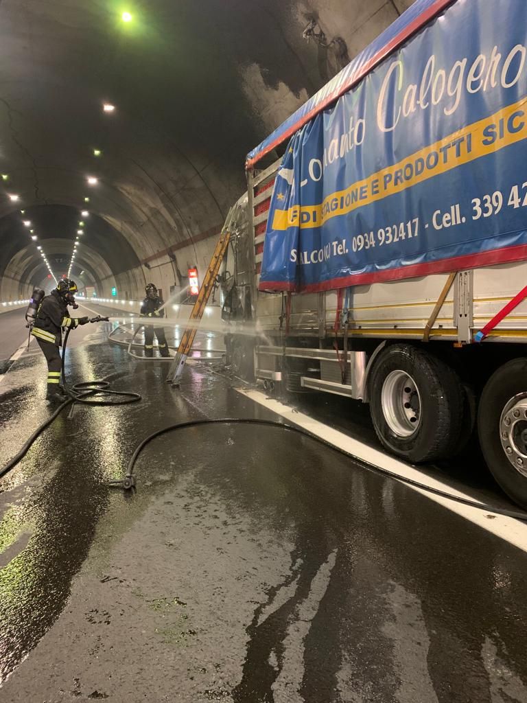 Tir in fiamme in galleria, chiusa per un’ora l’autostrada – VIDEO
