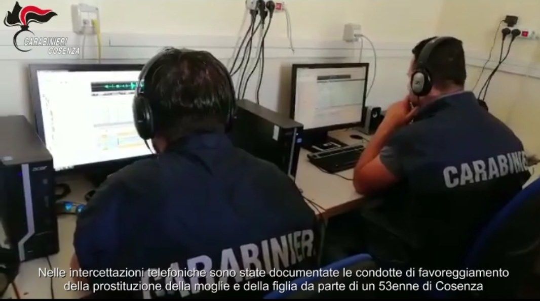 Picchiava la moglie e la figlia per farle prostituire, arrestato un 53enne cosentino