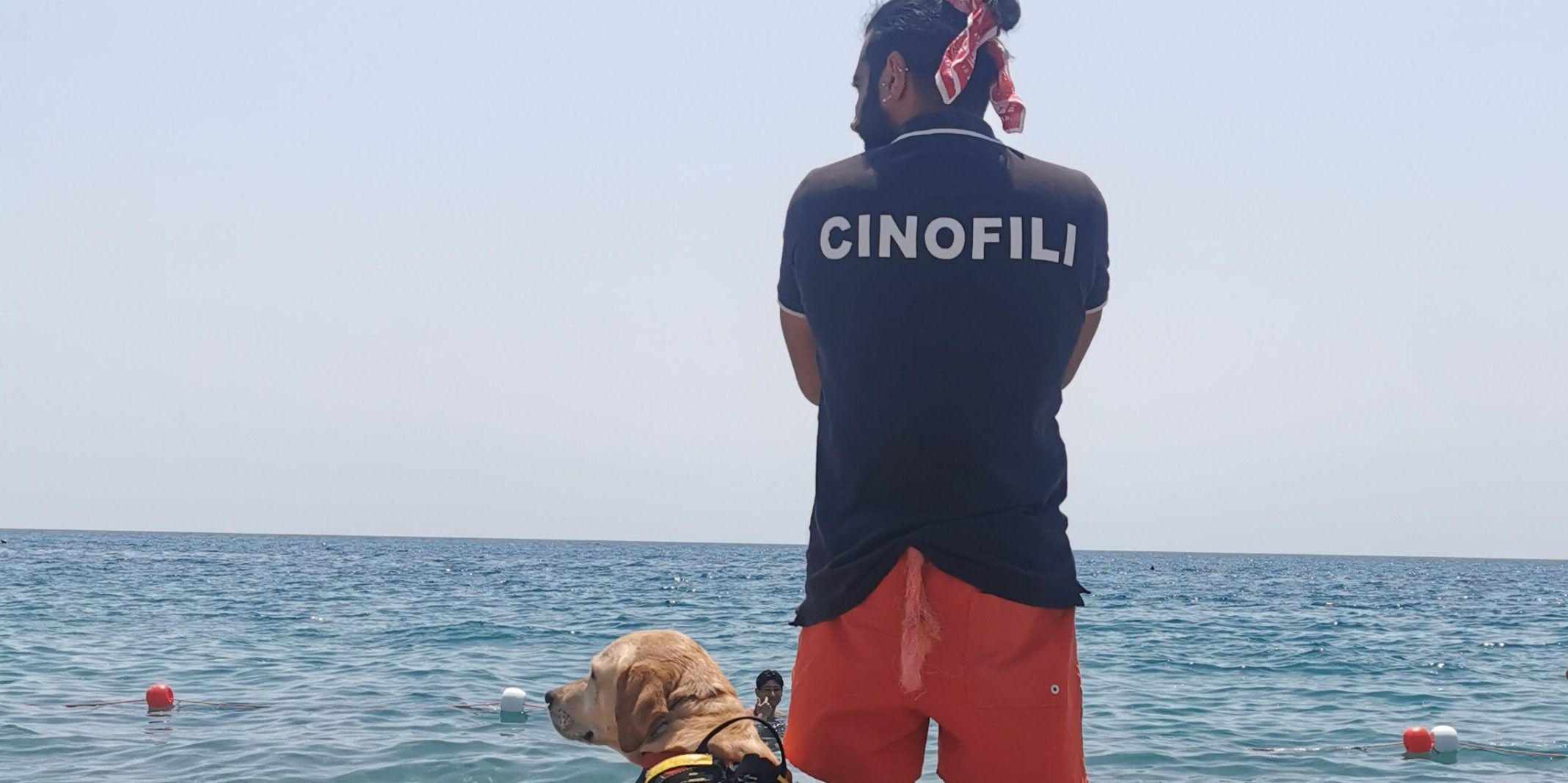 Unità cinofila di salvataggio recupera in mare tre ragazzi in difficoltà su un materassino