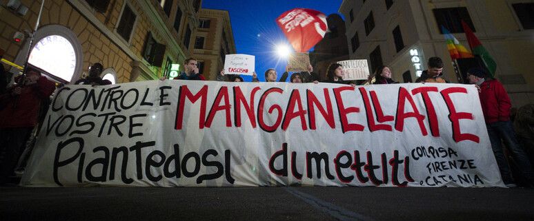 Studenti in corteo a Roma contro le manganellate