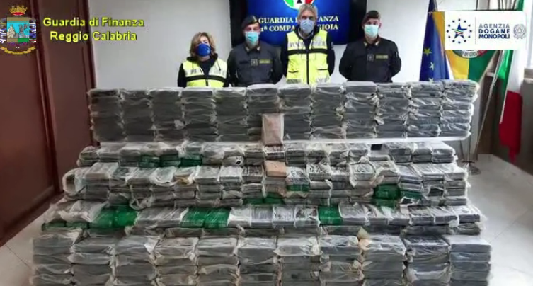 Colpo al narcotraffico, sequestrati 932 chili di coca al porto di Gioia Tauro – VIDEO