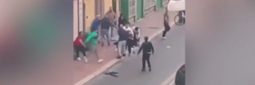 Maxi rissa per strada a Taranto, video virale sui social
