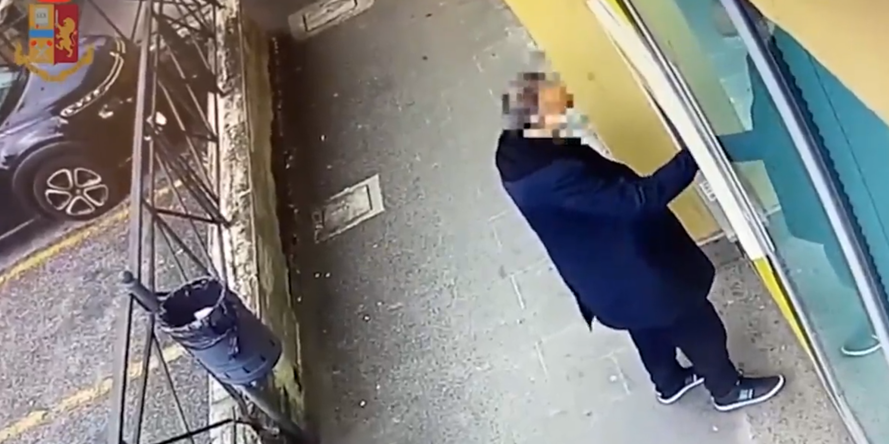 Cosenza, arrestato a Roma il “re delle truffe online”: incastrato dalle telecamere – VIDEO